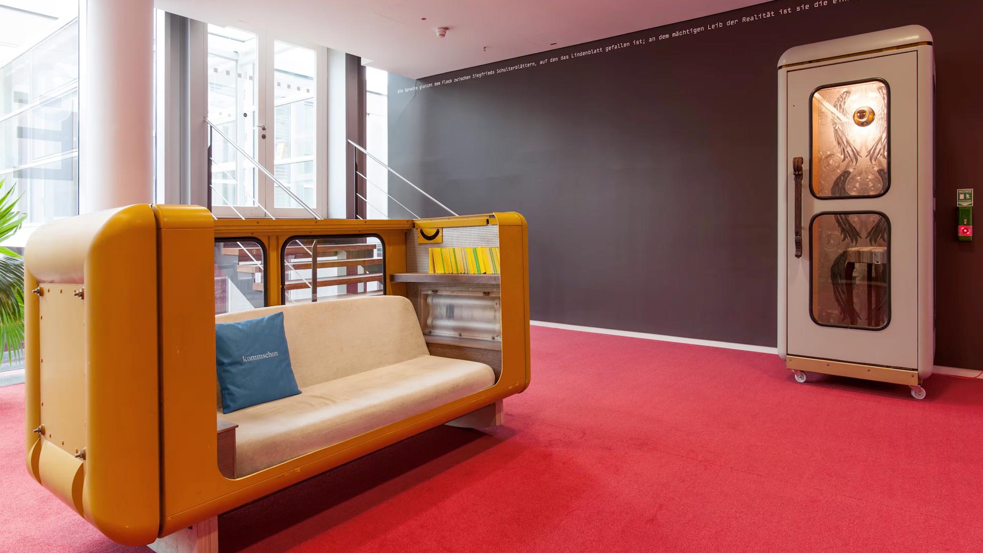 Orange Council – Zu Möbeln umgebaute Telefonzellen. Rauminstallation des Künstlerkollektivs Freeters für die Telekom